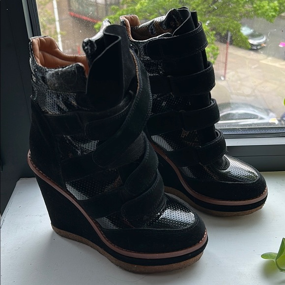 Helped booties - Picture 1 of 3